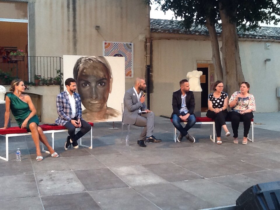 StonewallEventi's tweet photo. #GiacintoFestival il direttore artistico @LuigiTabita intervista ValentinaeValentina, spose e mamme arcobaleno https://t.co/J6SUROK5Oc