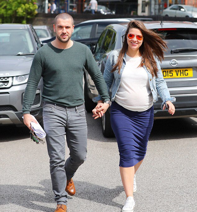 TeamFrindsey's tweet photo. How happy do these two look with bump, so cute ❤️❤️❤️ https://t.co/iHS9jv0yVe
