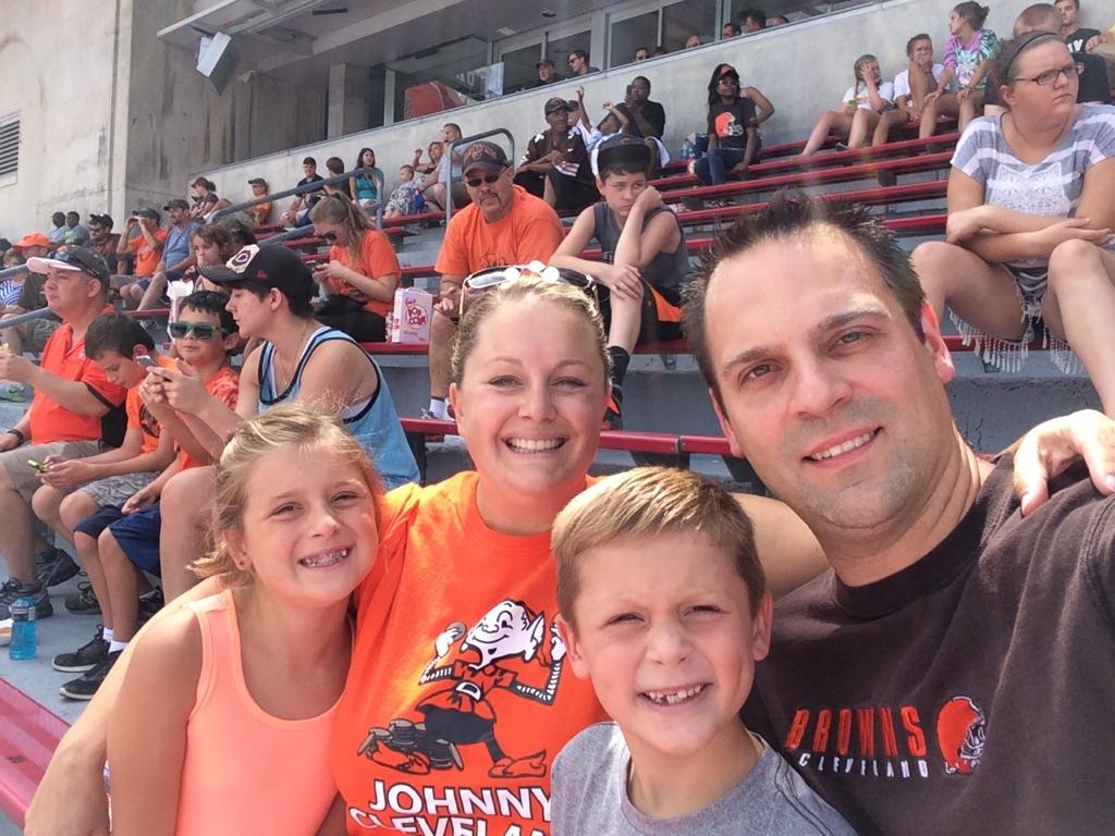 RealWodzinski's tweet photo. Orange and Brown game!! #DawgPound @Browns https://t.co/TbZXcNR1Hg