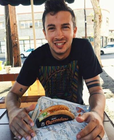 _kkeellsseeyyy_'s tweet photo. Awwwe I am so happy about #TylerJosephDimples going around. He is just too adorable. (': https://t.co/X5ILdfKdlr