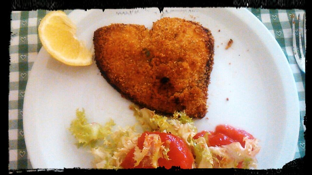 SerenaRgl's tweet photo. Eating love with love..
#shape #love #heart #lunch #saturday #fishandsalad #happiness https://t.co/Ls6SlSKpBb