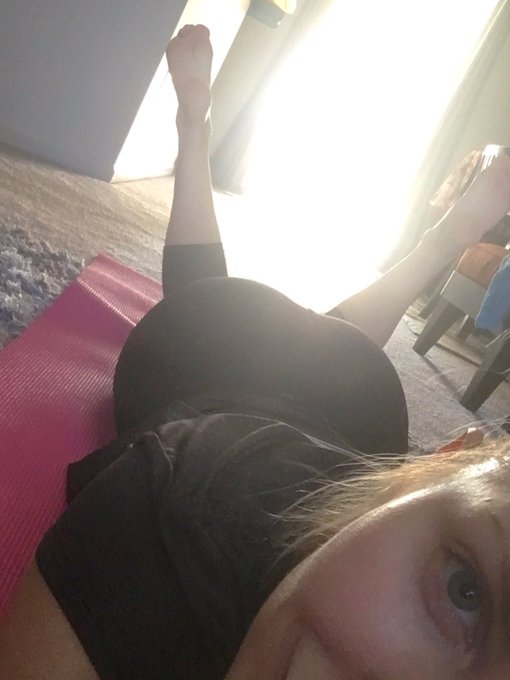 1 pic. Rainbow #yogapants booty ?? hope you are having an awesome day ? https://t.co/o2PvDVWETw