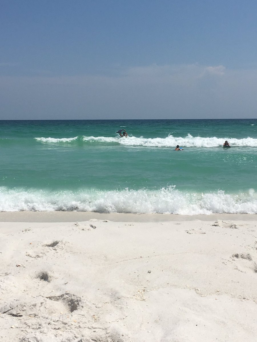 GypsyPirate130's tweet image. You only need one spark to start a fire...You only need one heart to save a life...💯🎧 #beachfeels #edm #robotears