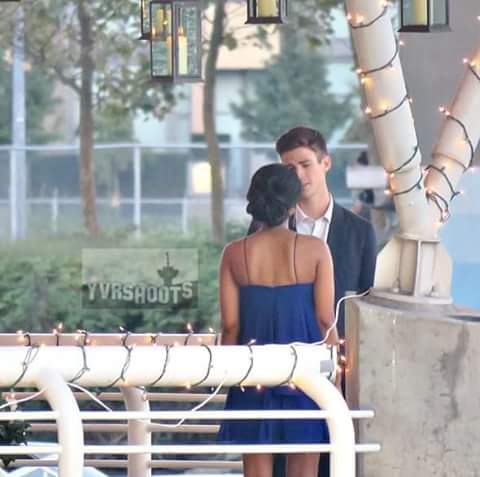TheGeekmx's tweet photo. Tenemos nuevas imagenes desde el set de #Flash donde vemos a Barry y a Iris de coquetos. https://t.co/enc1hq3I7s