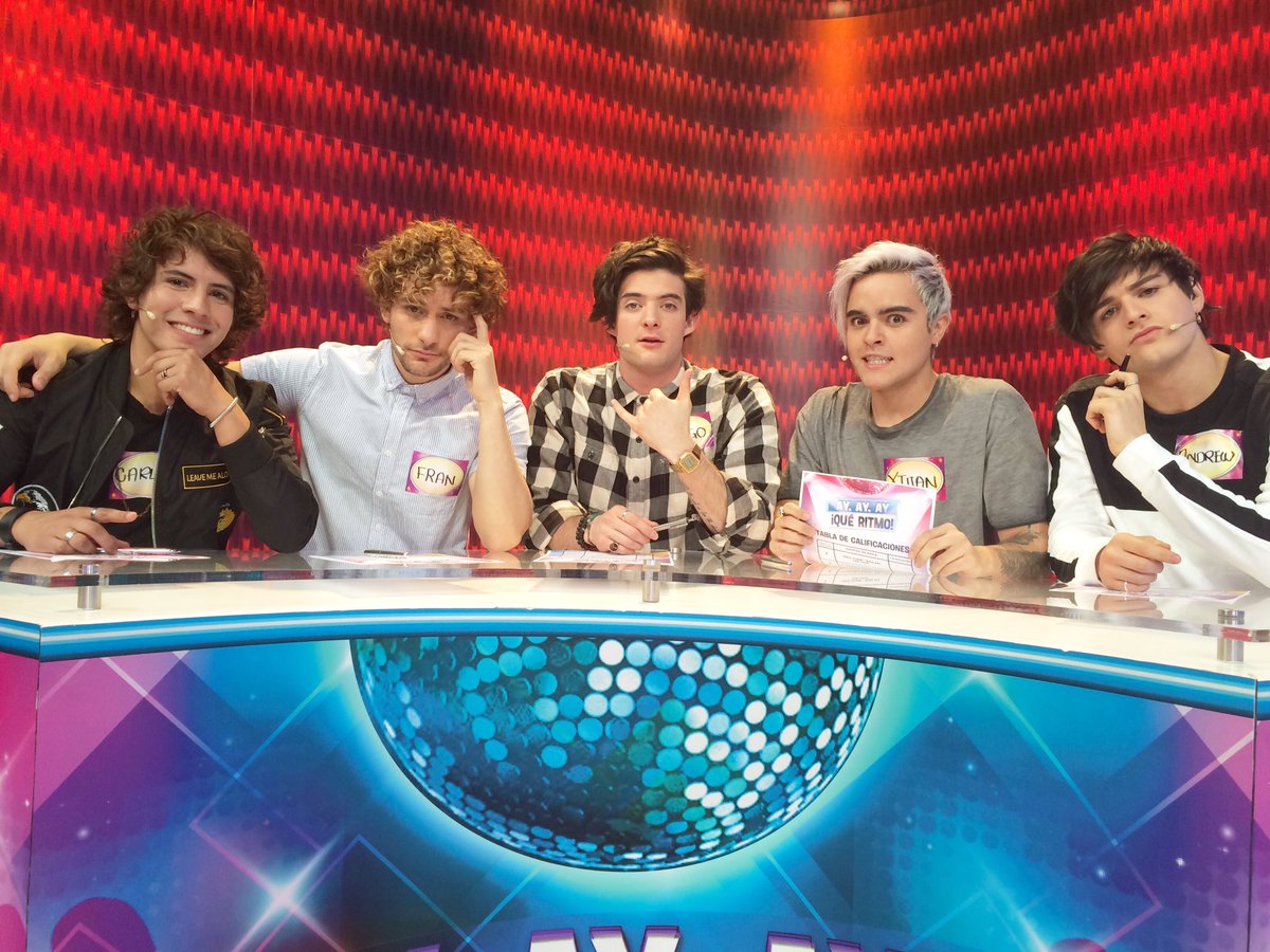 Estos 5 guapos son los jueces de #AyAyAyQuéRitmo @urbandfive elegirá al grupo de coreo ganador.
#Urband5EnSabadazo✅🎉
