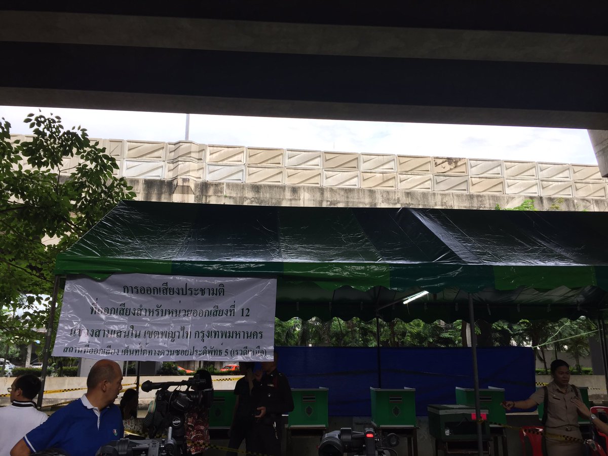 anapatdee's tweet photo. บรรยากาศหน่วยเลือกตั้งที่ 12 เขตพญาไท ก่อนเปิดหน่วย "พล.อ.ประยุทธ์" เดินทางมาใช้สิทธิ 08.00-09.00น. #nna https://t.co/nvDzEr6rqJ