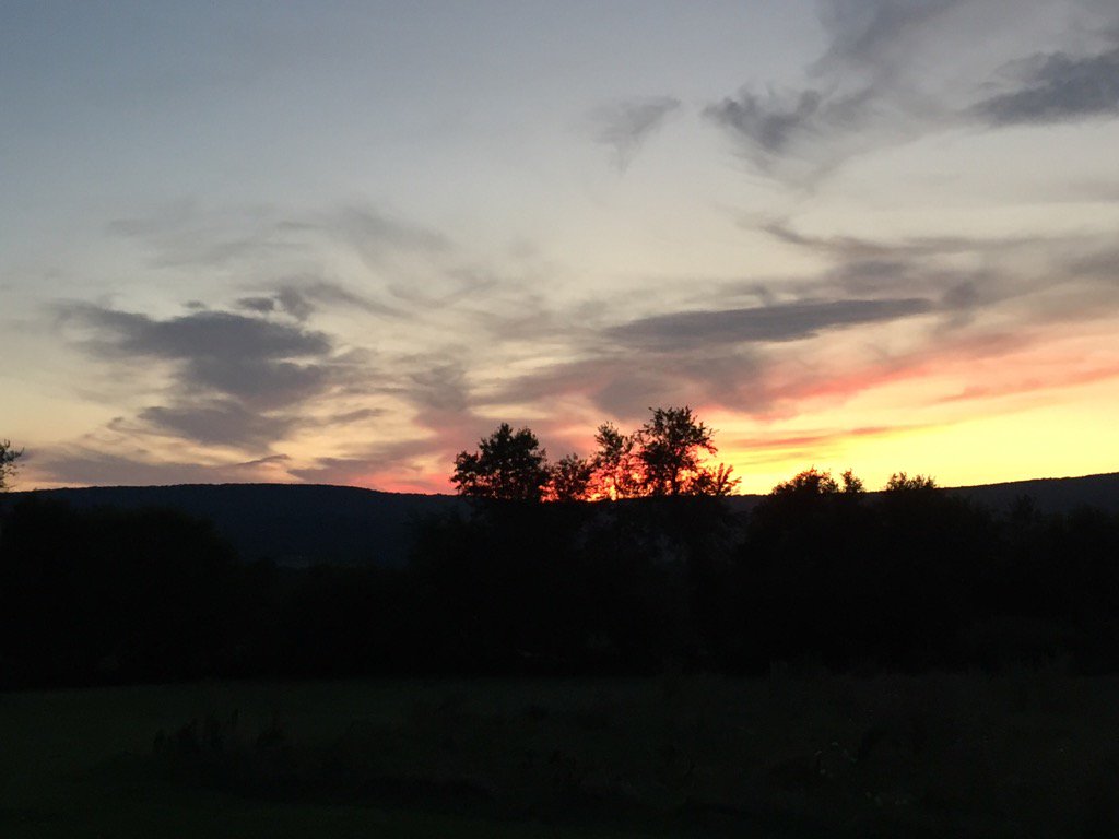 MaryMastapeter's tweet photo. Another spectacular Western Loudoun Sunset #betweenthehills https://t.co/qElXZr0qBW