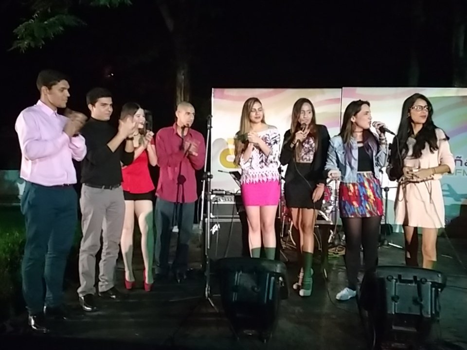 99Punto5's tweet photo. ¡Ya comenzó el evento! Pronto sabremos quién es el ganador del #Talento995 🎙📻 https://t.co/lH0wZyv1Je