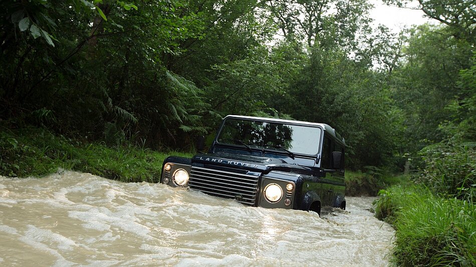 DefenderFans's tweet image. A defender 90 ploughing through deep water without even a second thought #BringOnTheGreat #LandRover
