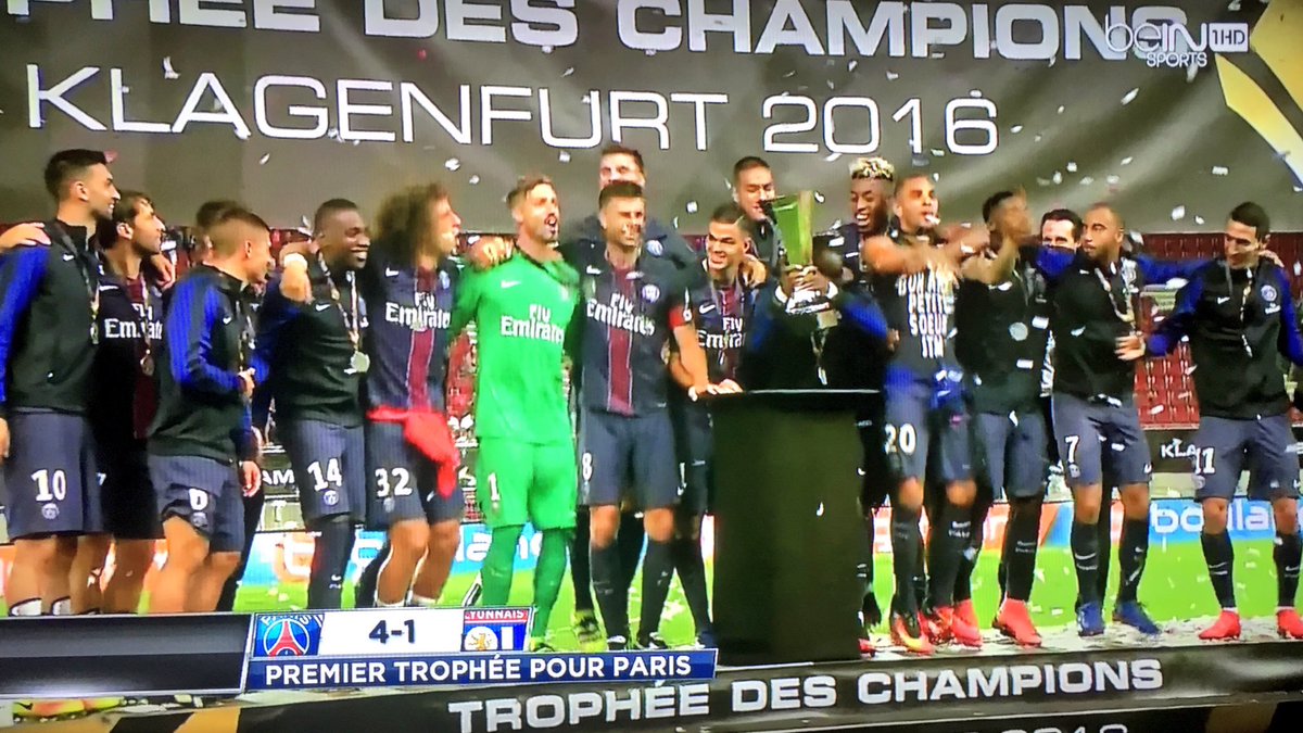 ActuFoot_'s tweet photo. LE PSG SOULÈVE LE TROPHÉE DES CHAMPIONS ! 🏆 https://t.co/0CD4qa0oSg