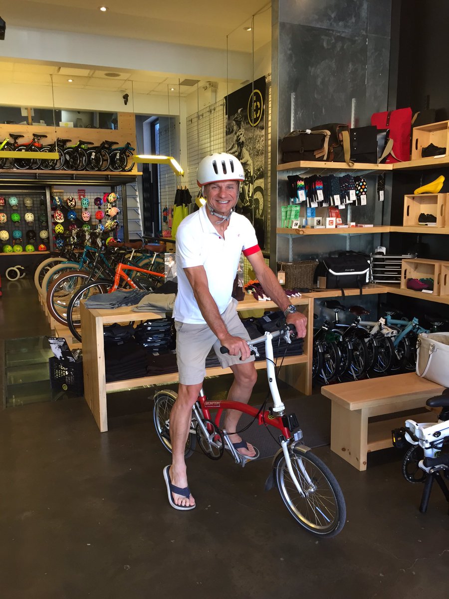 lappy63's tweet photo. @fitandfortyman Watch this 
a Brompton's domestique https://t.co/aC1WnhaCmJ