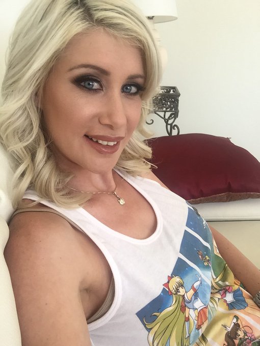 On set the other day @mikequasar ? #latepost #sexysaturday #blondie #selfie #blueeyes #smile #happygirl