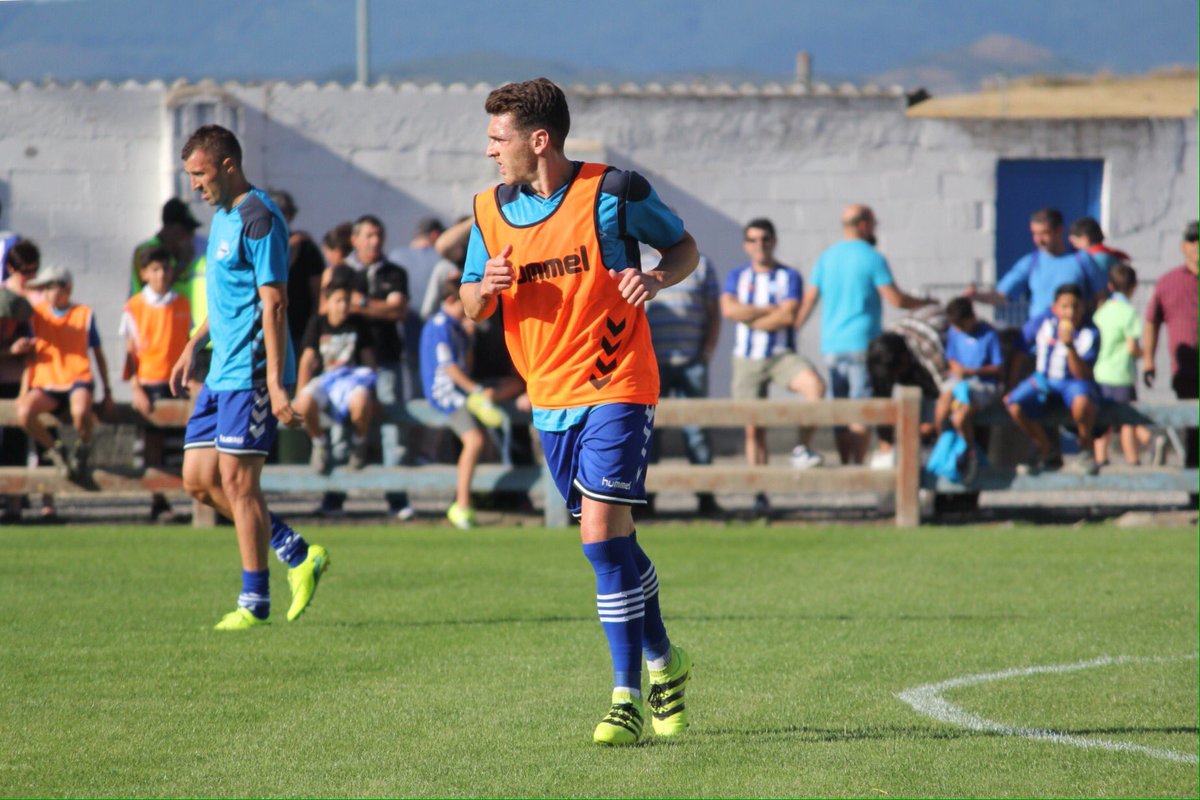 Feliz por disputar mi primer partido con el <a href="/Alaves/">Deportivo Alavés</a> ! A seguir cogiendo ritmo y sensaciones! #aupaglorioso ⚽️🔵⚪️