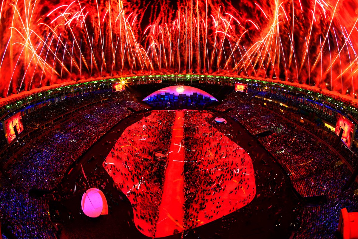 conadeoficial's tweet photo. #ViveRioXCONADE Con una fiesta de color, música y alegría, inicia #Rio2016 https://t.co/ocvQS9Uv3W https://t.co/wwqEsejbid