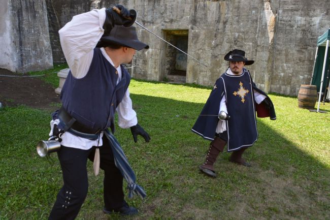 LaGardeDuLys's tweet photo. #FNF2016: Se battre à la manière des mousquetaires https://t.co/Hb1wD0ujfx @QuebecHebdo @FetesNouvFrance https://t.co/eRe6GnWoza