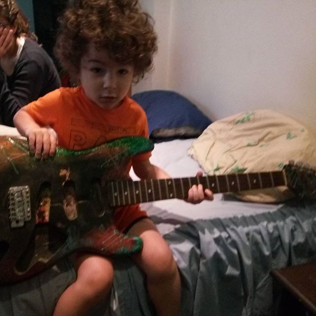 Su primera guitarra antes de ser restaurada!!!!!!!!! dlvr.it/LzBsNT