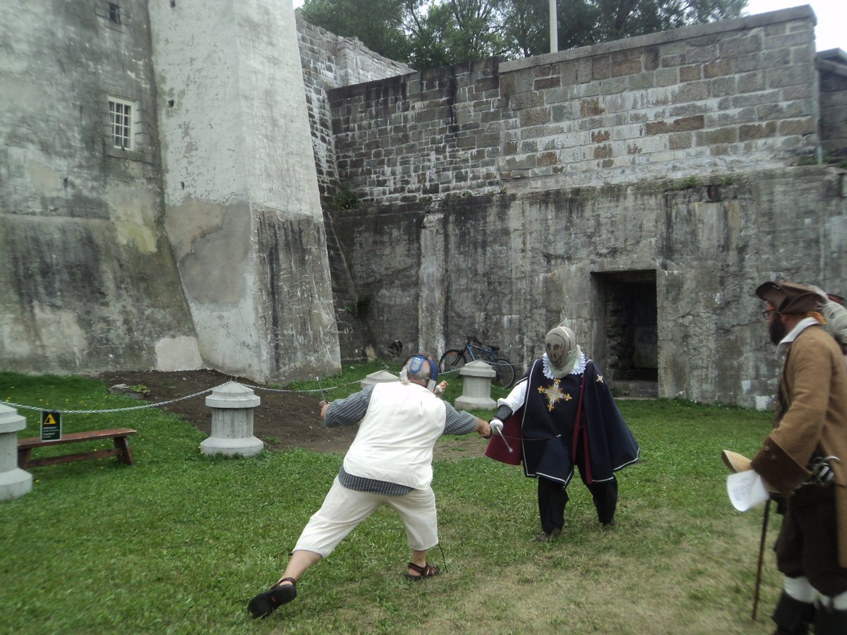 LaGardeDuLys's tweet photo. Quelqu’un veut essayer de faire un combat contre un mousquetaire? En garde! #FNF2016 @FetesNouvFrance https://t.co/gIMA2l2sTM