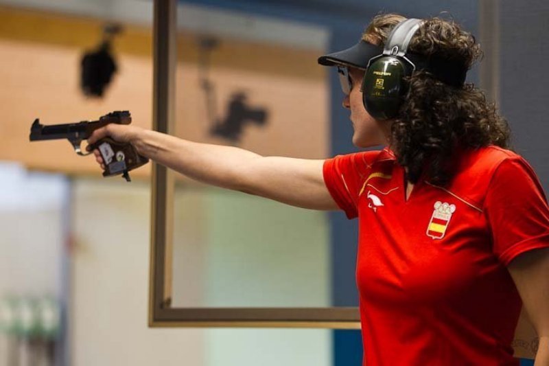 policia's tweet photo. En unos minutos ¡Todos con Sonia Franquet! Nuestra agente a por la medalla en #Tiro  #Río2016 #PolicíasOlímpicos https://t.co/DxkQYsw5uF