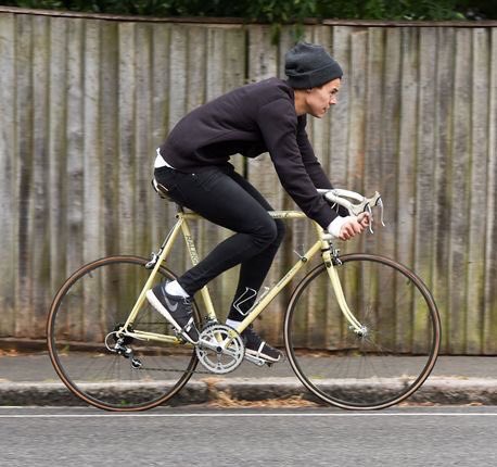 ZNewsBR's tweet photo. ⚡ || Mais fotos do Harry andando de bicicleta recentemente em Londres. #OneDirection https://t.co/eRKRGldrYL