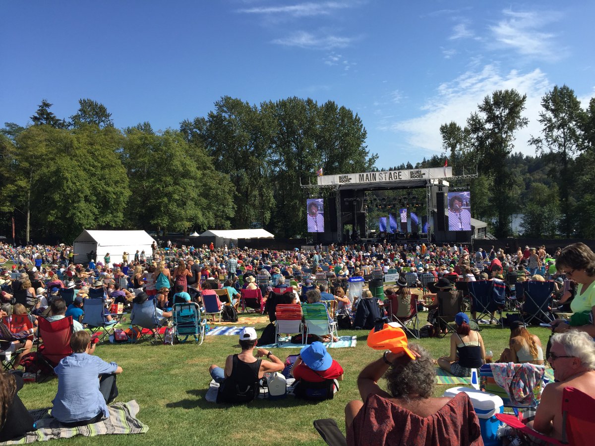 BurnabyBlues's tweet photo. The Como Mamas have taken over the Main Stage at #bbrf2016 and we’re loving it! #burnaby #bluesfest https://t.co/T8TMV1PsdZ