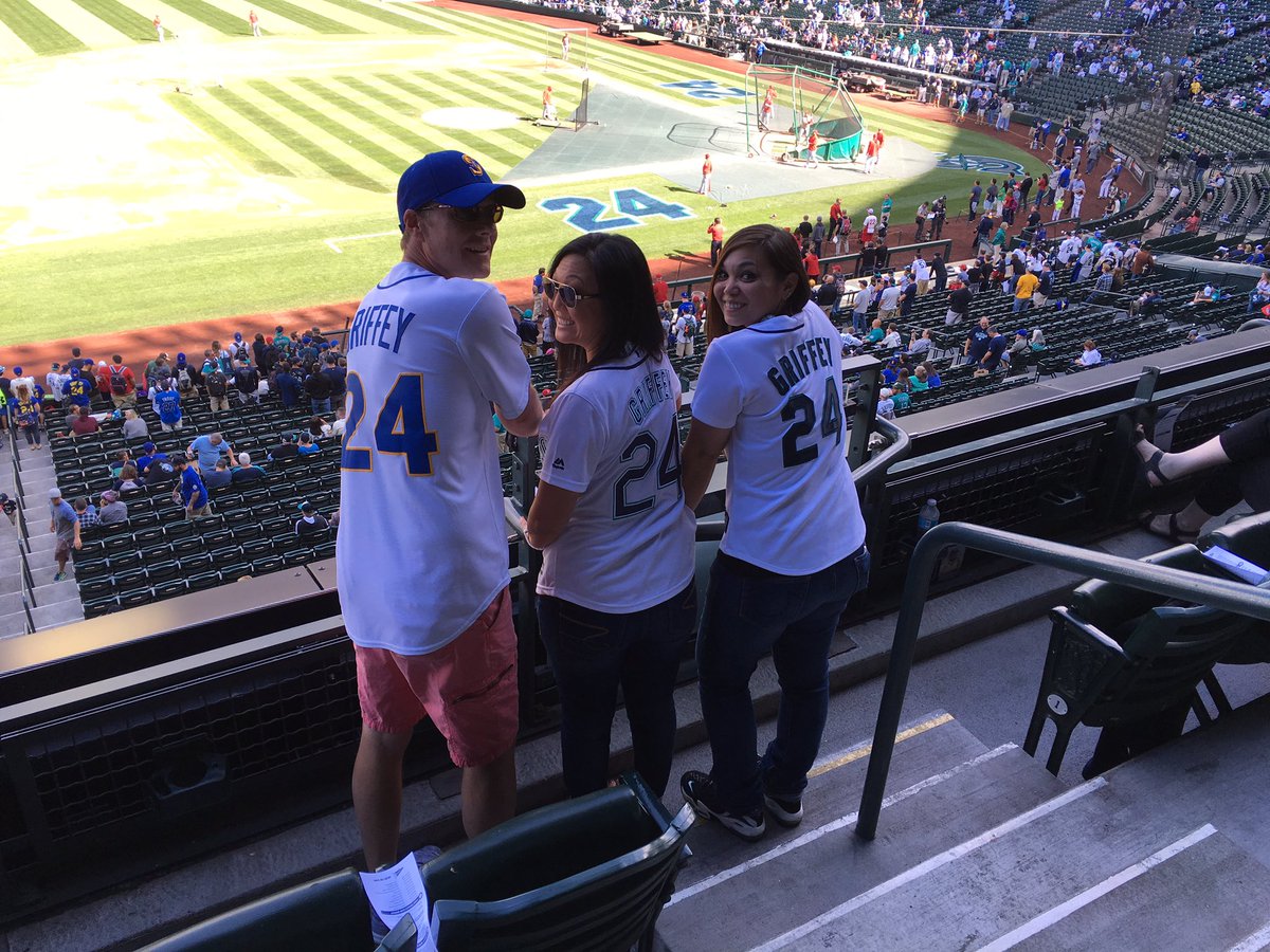 sandra_harms's tweet photo. #24EVER Celebrating The Kid! https://t.co/cvatXvkDsc