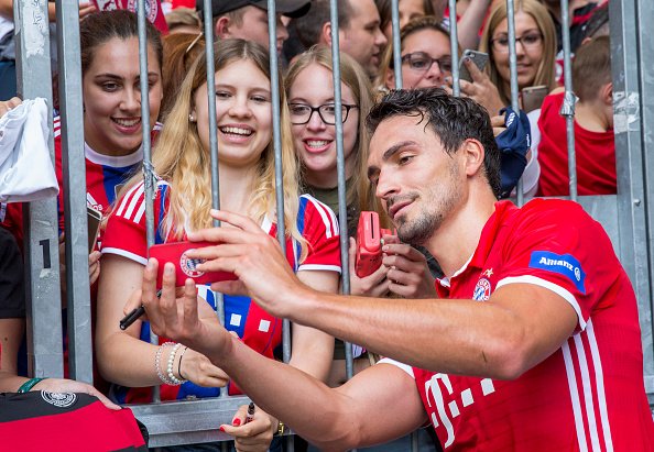 FCBayernUS's tweet photo. Fans couldn't get enough of @matshummels after the training session today. https://t.co/CgQp5x0JX4