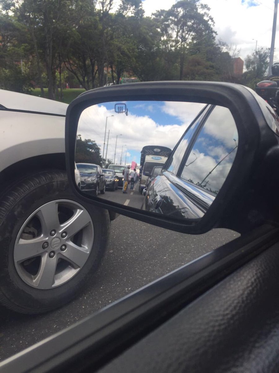 MiBogot's tweet photo. Hoy autopista N se convirtió en carrera de obstáculos. Contamos + d 32 vendedores. Necesitamos solución estructural https://t.co/ZQJuuKLJWn