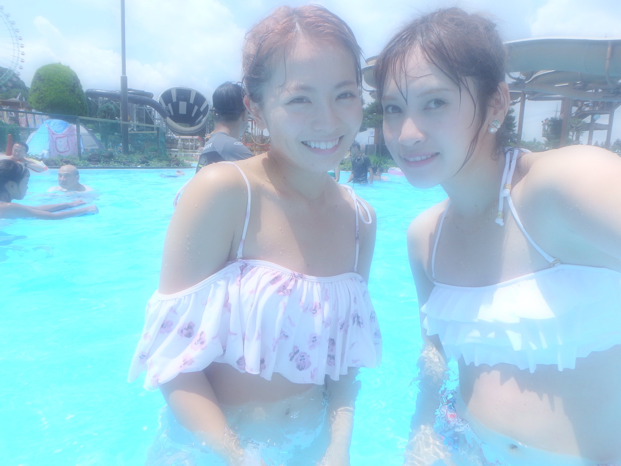 鈴木あや No Twitter またプールで ばしゃばしゃ遊びたい 水色や青が大好きだから プールや海に入るとテンション上がっちゃうの 笑