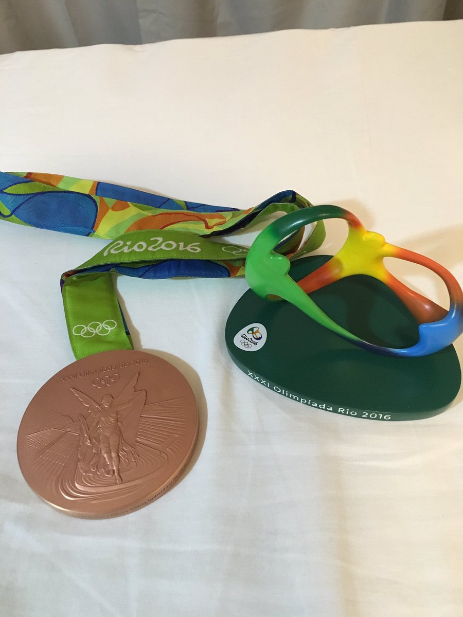 リオオリンピックの表彰式で選手がメダルと一緒にもらっている置物は 