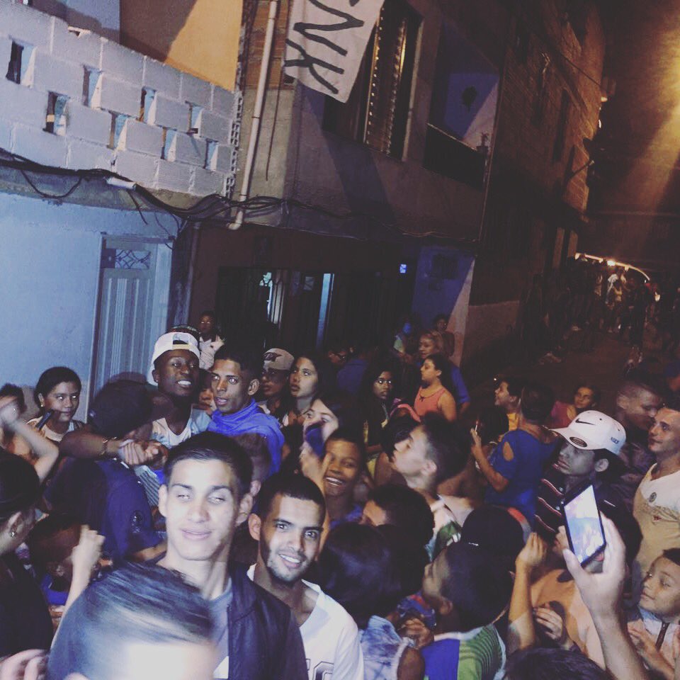 Marlonmoreno961's tweet photo. Gracias Manrique por brindarme esa infancia tan linda en la cual aprendí muchas cosas Dios los bendiga 2️⃣9️⃣⚽️🏆👏🏿🙈 https://t.co/Qgr7nzNGiO