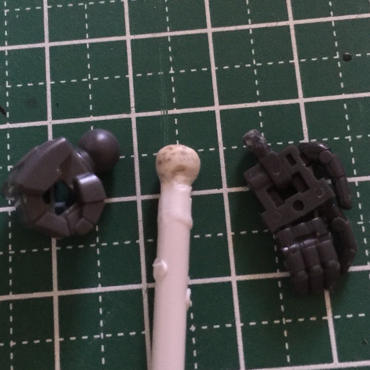 ミカエル 43black Dragon 今回も指を刺した手を作ろうと色々考えて 余ってたrgザクの手を付けることにしました ボールジョイントの大きさが全然違うのでランナーを溶かして丸めて自作した物に穴を開け接着しました T Co Zmoh2e49ee
