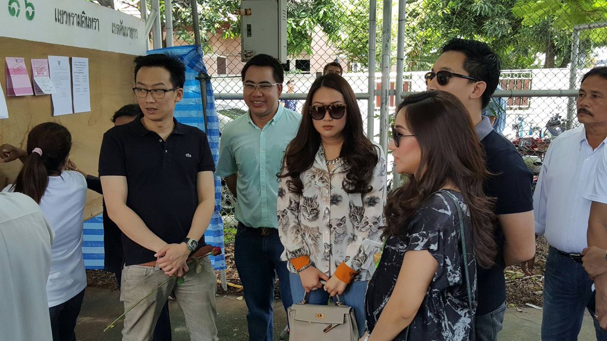 Warintra_TV24's tweet photo. #7สิงหา "คุณหญิงพจมาน" พร้อม "ครอบครัวชินวัตร" เดินทางมาใช้สิทธิออกเสียง #ประชามติ ที่หน่วยออกเสียงที่16 เขตคันนายาว https://t.co/VopNi1CGTx