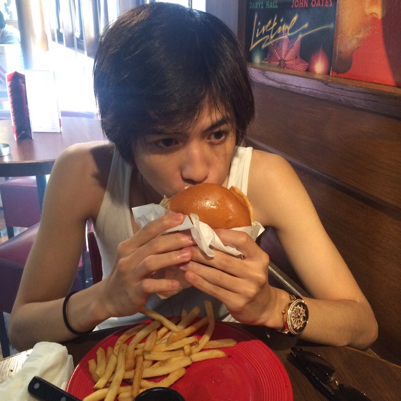 ٹوئٹر 志尊淳 ٹوئٹر پر 仕事の合間にマネージャーさんとご飯 めっちゃオフモードを隠し撮りされてました 本日22時30分 そして 誰もいなくなった 第4話見てねー T Co Wl13bo7v37