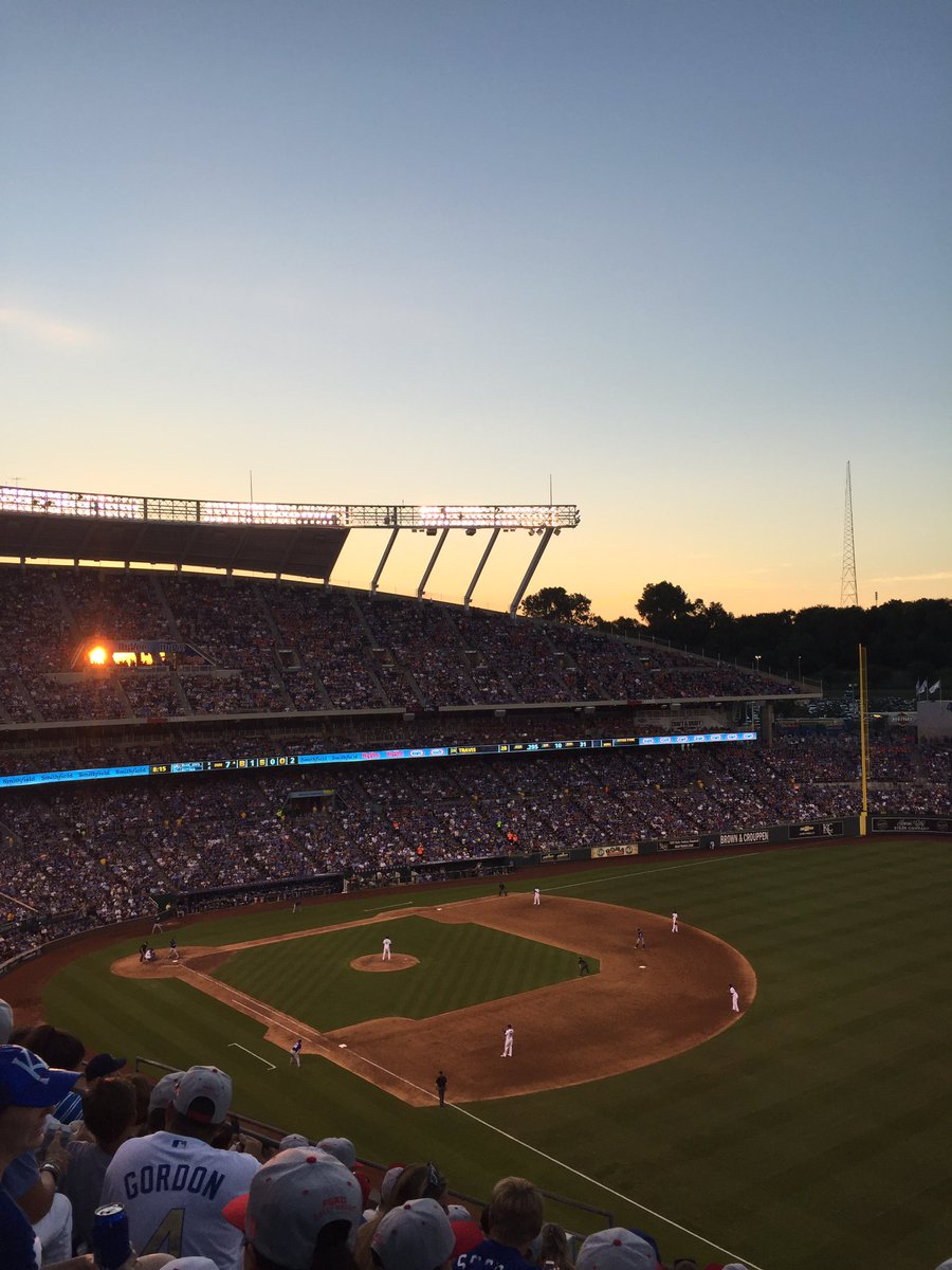 _meganbaker4_'s tweet photo. @Royals Beautiful night for a ball game. https://t.co/dipnh11uML