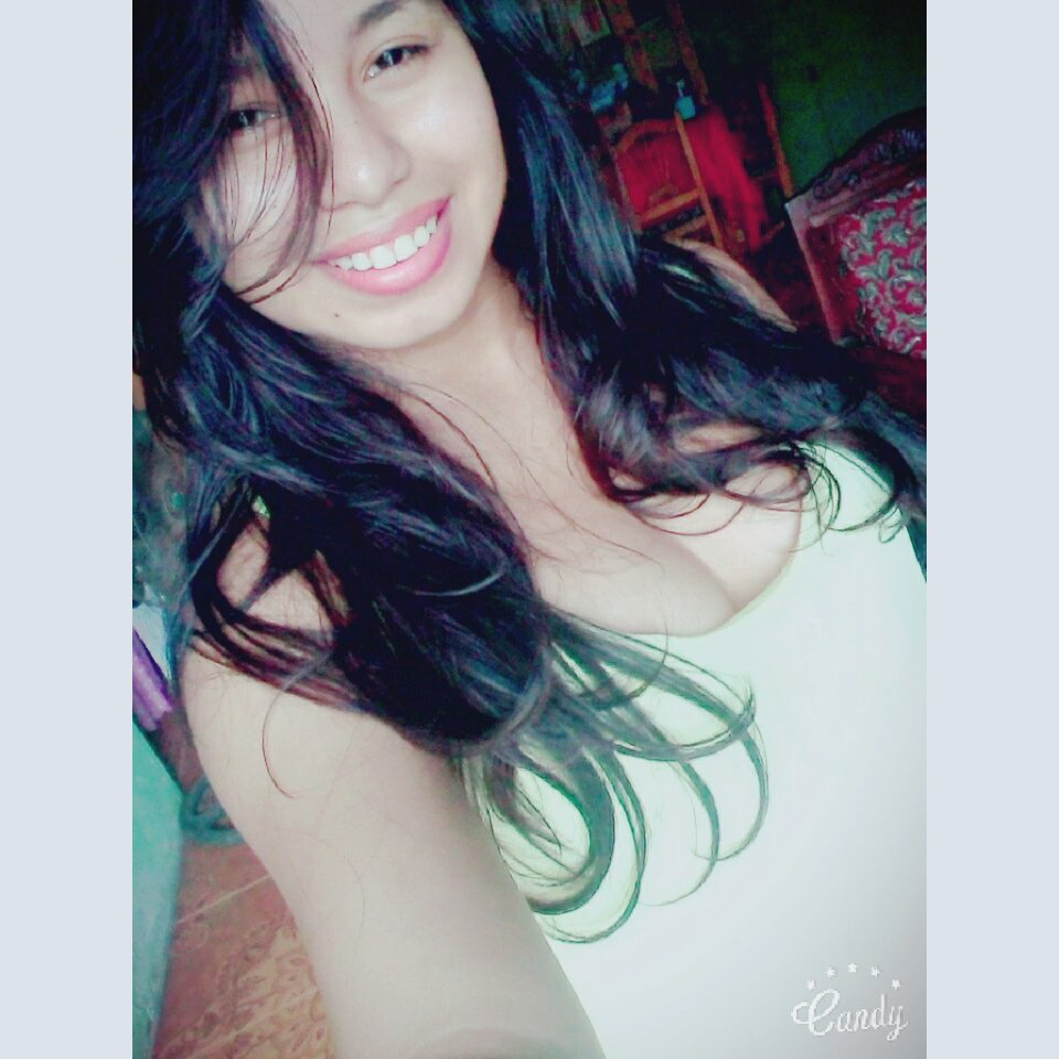 Vinuezale's tweet photo. Ella es hermosa, me gusta cuando se hace la que no la veo y se arregla el cabello. https://t.co/aMTbElcOfw