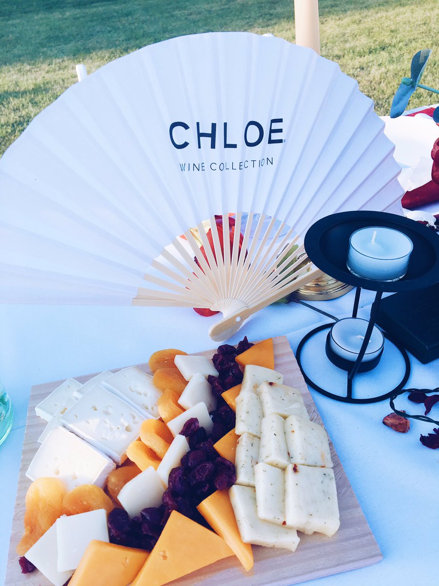 koricoleman_'s tweet photo. Here's a peek at tonight's #ChicagoInWhite we did pretty good setting up our table 😉 @ChicagoInWhite https://t.co/j8GatpfLMR