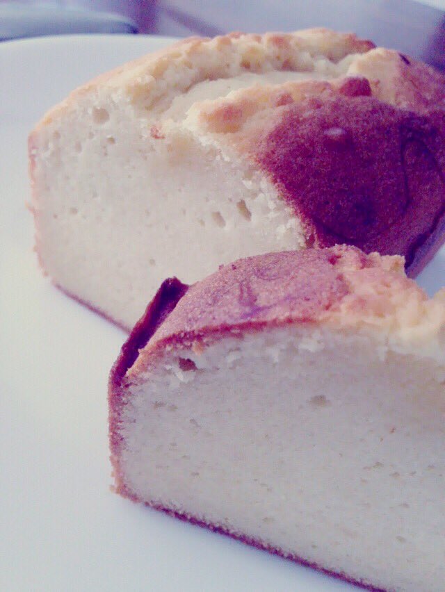 CoColikessweet's tweet photo. お久しぶりです！
今日はフラワーバッター法でパウンドケーキつくりました！
いつもはシュガーバッター法なので、いつもと違います！

#お菓子作り 
#お菓子作り好きな人と繋がりたい https://t.co/NGIWRnbozt