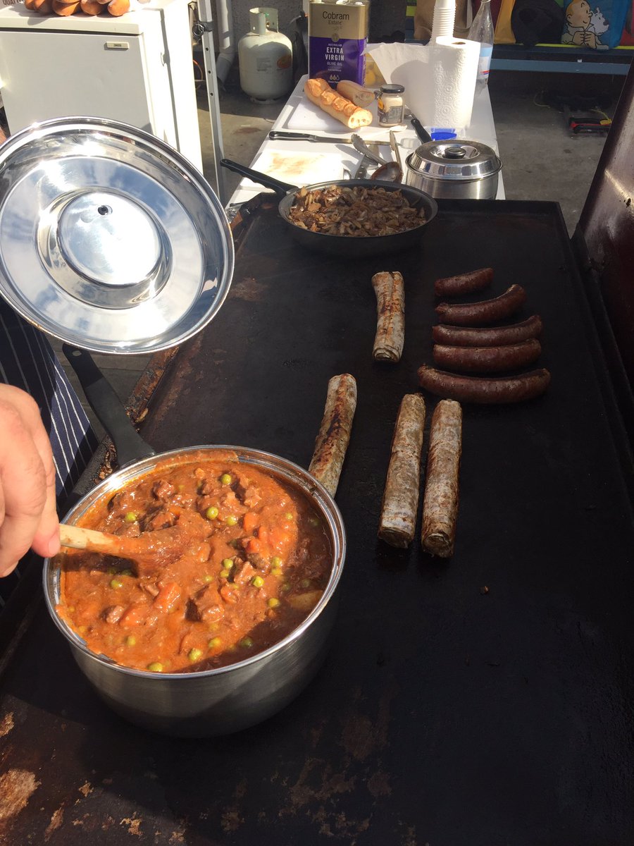 We've got <a href="/RayMondeDeux/">Lakey Farm</a> cooking up a feast. Why are you on Twitter? Get down here #meatsweats