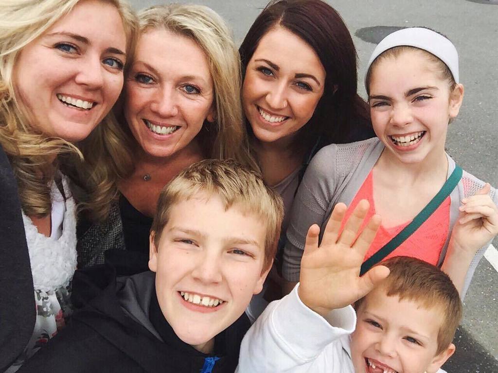 Imagn8v's tweet photo. Half of my beautiful family! 😍 #mom #sister #sons #daughter #mothersday #waylatergram https://t.co/X4pNU2TDKq https://t.co/goyeqTXSKH