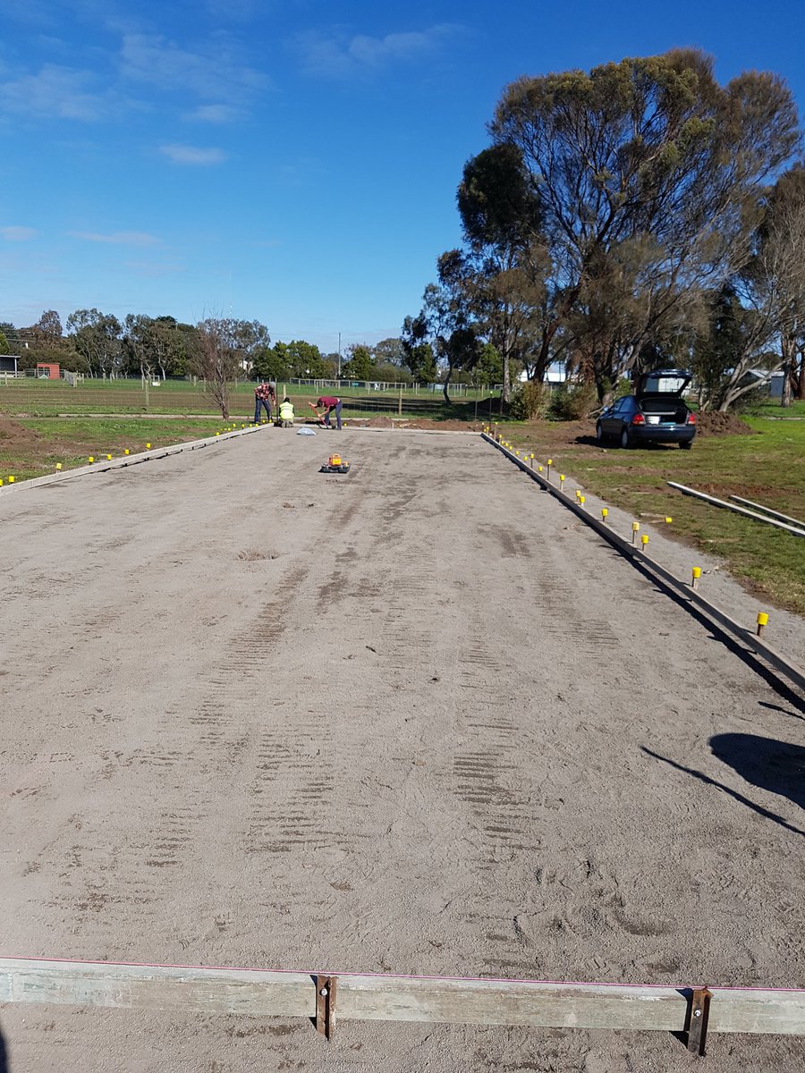 IrrewarraCC's tweet photo. Work underway on our new nets at CSC! Thanks to everyone for their help on a Sunday arvo https://t.co/tpNdLD8nnT