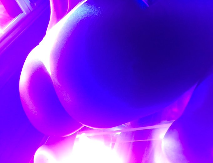 1 pic. ✨you are now hypnotized by the booty✨??? https://t.co/lyvAlDKinS