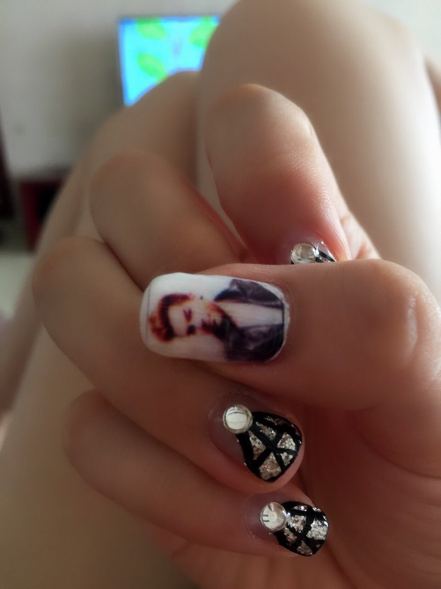 GlamRebecca's tweet photo. Cau u imagine that ? I painted Adam on my nails!😄🎉@layaette @IWALIBRE #AdamLambert #nails #fanart https://t.co/VGmN0lKn0g