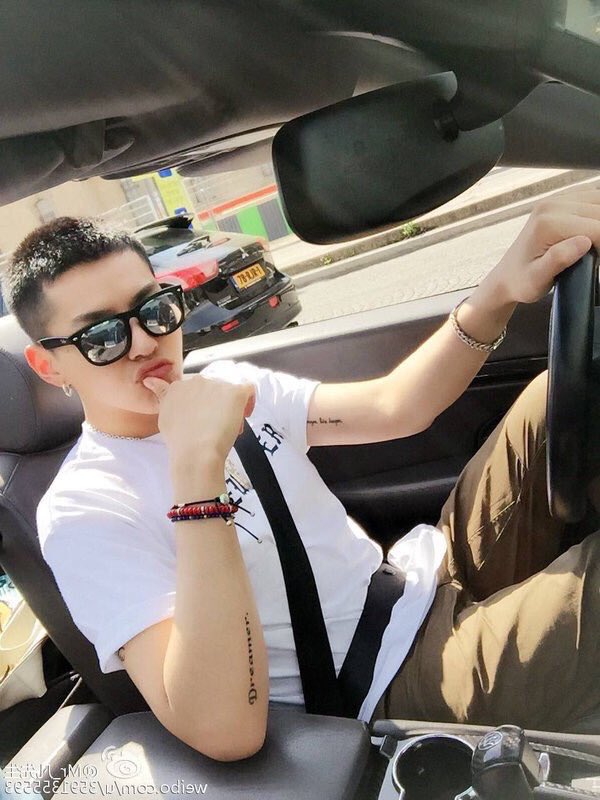 SPOOKYlFAN's tweet photo. Things I will ride:
 - in the car
 - his dick
 - I'm yifan trash https://t.co/CVt9U5RXm5