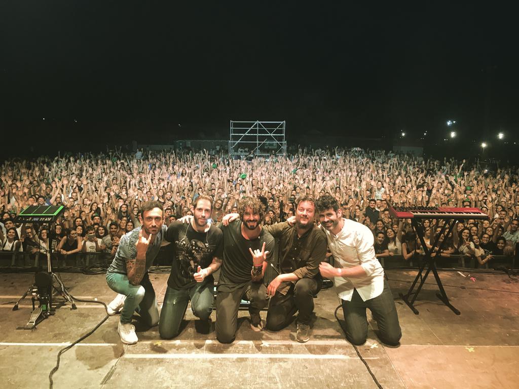 IZALmusic's tweet photo. Maravillosa locura en Pinoso. 3a noche consecutiva, un viaje de trece horas y nos recibís así... y nos dais alas. https://t.co/e8uww9MVpT