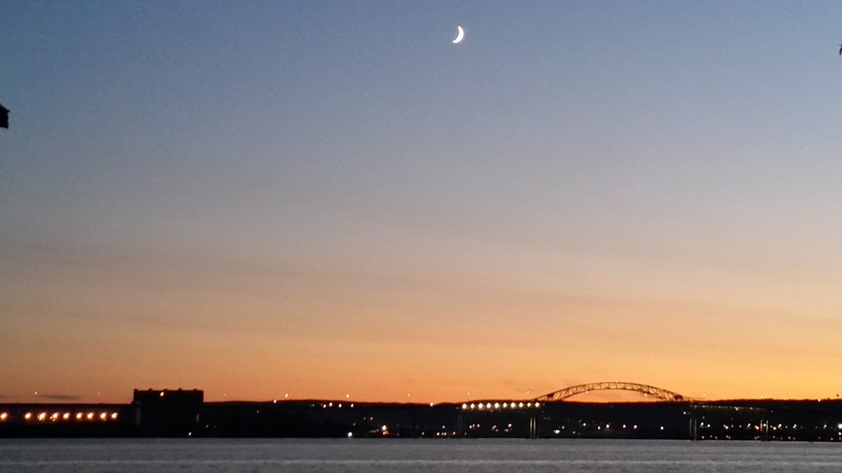 TimeOutSailing's tweet photo. The sun and moon set together tonight! #duluthsailboatcharters #sailingduluth #timeoutsailing https://t.co/LiLj59Yzqh