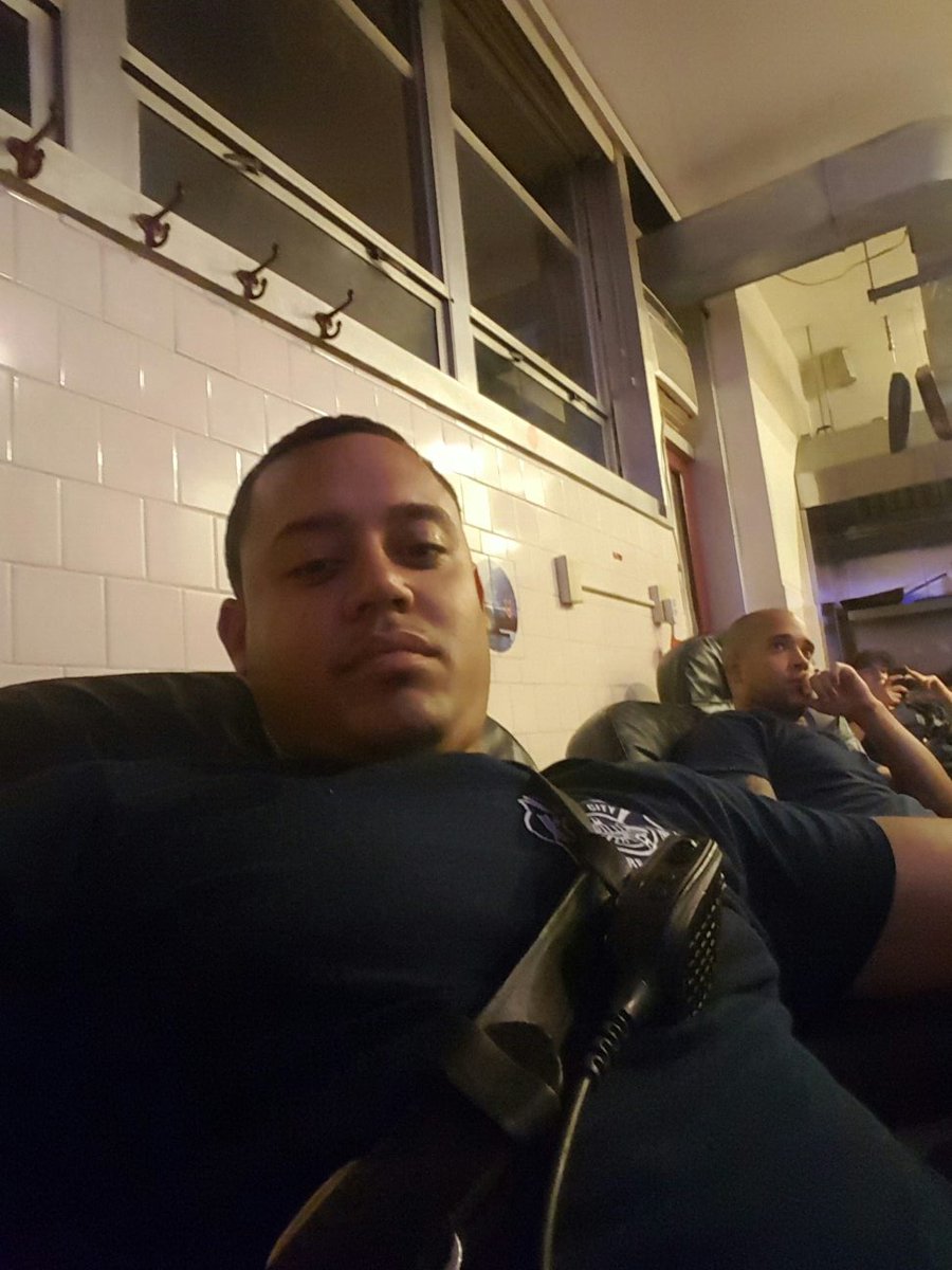 RuDiddy5's tweet photo. Watching this Andre Ward fight in the firehouse till something pops off 🚒 https://t.co/9oJuH5f1TU