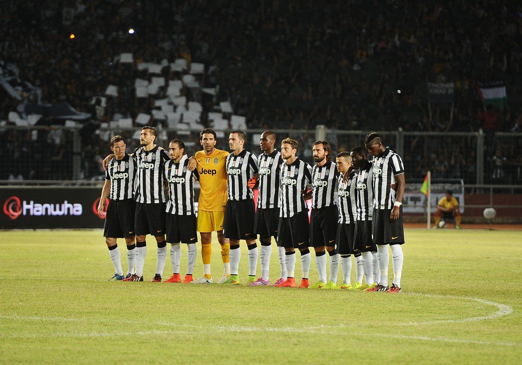 JCIndonesia's tweet photo. Sebelum pertandingan mulai, pemain mengheningkan cipta utk korban Palestina &amp; Malaysian Airlines MH 17. #JuveTourINA https://t.co/k4hNONeWXK