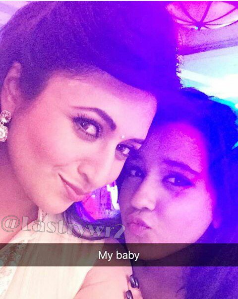 Lastrywr's tweet photo. my queen @Divyanka_T & princess @roshniwalia2001 😘❤😍#divyankatripathidahiya #Mrsdahiya #roshniwalia #ajabde #ishita https://t.co/5YOR2m6ziv