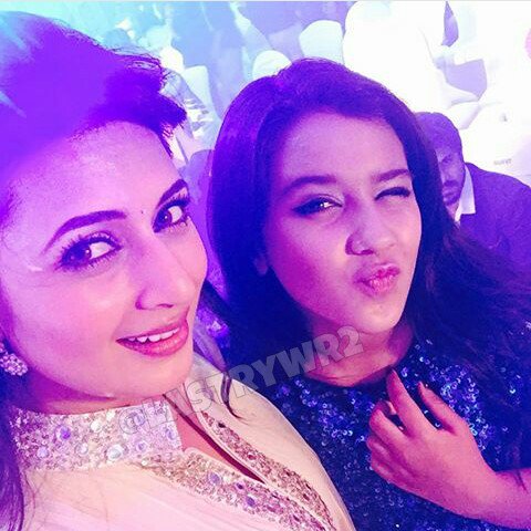 Lastrywr's tweet photo. my queen @Divyanka_T & princess @roshniwalia2001 😘❤😍#divyankatripathidahiya #Mrsdahiya #roshniwalia #ajabde #ishita https://t.co/5YOR2m6ziv