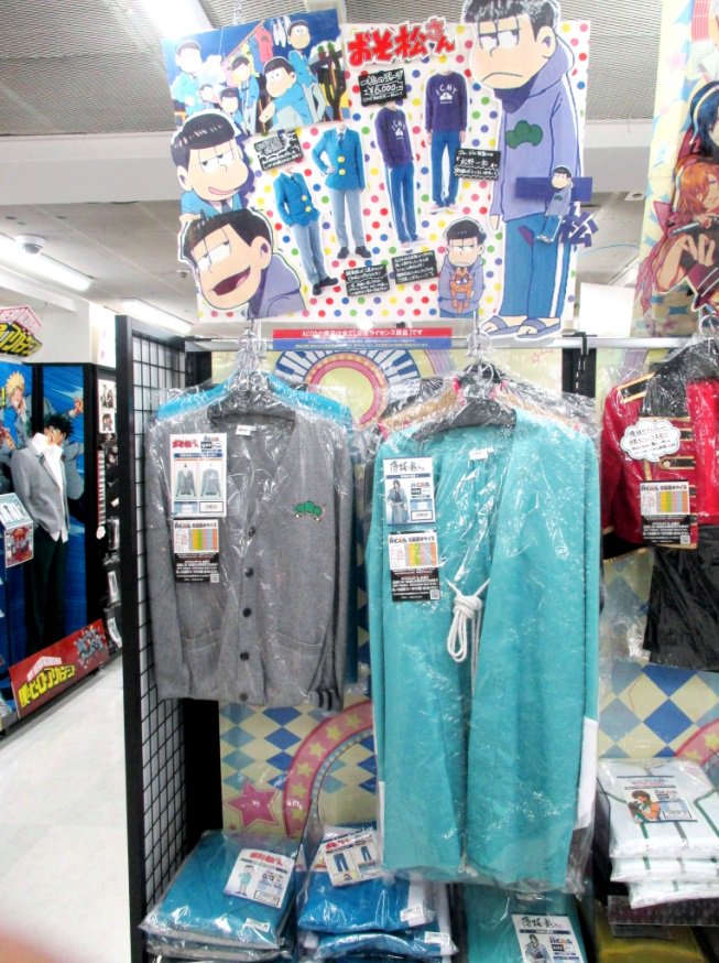 アニメイト仙台 アルバイトスタッフ募集中 おそ松さん 松野兄弟勝負服と一松のジャージが好評販売中みや 勝負服は1着あればどの松にもなれるので便利みや 一松のジャージは背面に 松野一松 の刺繍入り 一松のブロマイドも付属されています アニメイト仙台 アルバイトスタッフ募集中 おそ松さん 松野兄弟勝負服と一松のジャージが好評販売中みや 勝負服は1着あればどの松にもなれるので便利みや 一松のジャージは背面に 松野一松 の刺繍入り 一松のブロマイドも付属されています